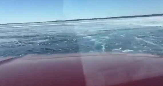 Pod samochodem jadącym po zamarzniętym jeziorze Winnipeg w Kanadzie załamał się lód. Nagranie z tragicznie wyglądającego zdarzenia zostało zarejestrowane przez pasażerkę. 