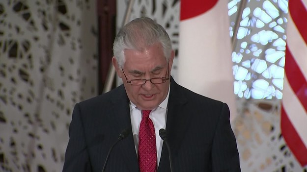 Sekretarz stanu USA Rex Tillerson potwierdził w czwartek, podczas pierwszej oficjalnej wizyty w Tokio, zaangażowanie Stanów Zjednoczonych na rzecz obrony Japonii. Podkreślił wagę współpracy USA, Japonii i Korei Płd. wobec zagrożenia ze strony Korei Płn.