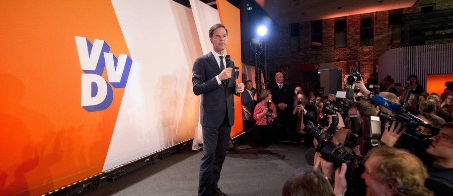 Wyniki po przeliczeniu 95 proc. głosów oddanych w środowych wyborach parlamentarnych w Holandii potwierdziły w czwartek zwycięstwo centroprawicowej Partii Ludowej na rzecz Wolności i Demokracji (VVD) premiera Marka Ruttego.