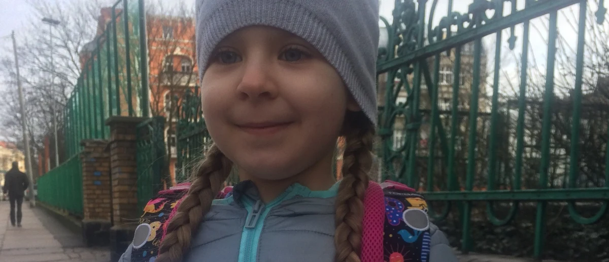 "Szanowny Panie Prezencie" - tak swój list do prezydenta Szczecina zatytułowała 6-letnia Pola. Dziewczynka prosi o wybudowanie boiska przy Ogólnokształcącej Szkole Muzycznej, gdzie się uczy. Wczoraj tę nietypową petycję mała Pola i jej mama Dominika złożyły w urzędzie miasta.