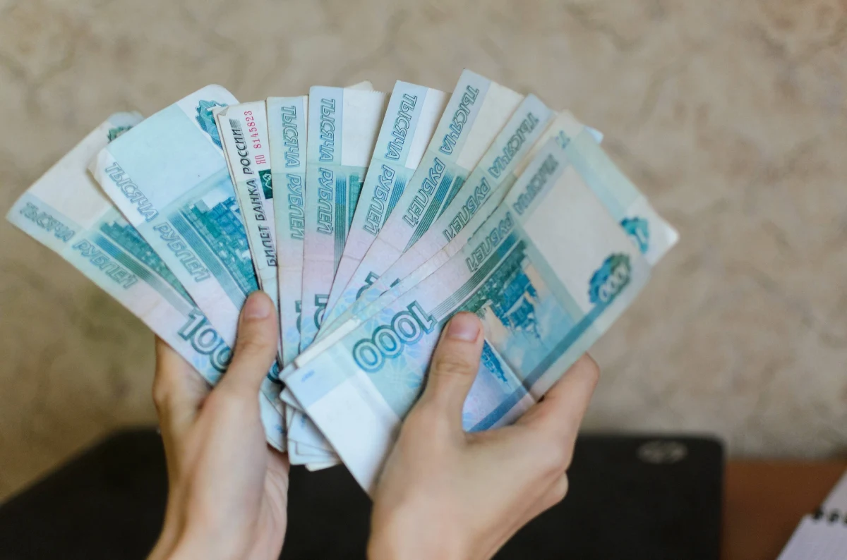 O 75 procent w ciągu roku wzrosła w Rosji średnia łapówka. To jeden z najbardziej skorumpowanych krajów na świecie i bez "koperty" nie można tam nic załatwić.  Dane ws. łapówek pochodzą z rządowych statystyk Głównego Zarządu Ekonomicznego Bezpieczeństwa i Walki z Korupcją MSW Rosji. 