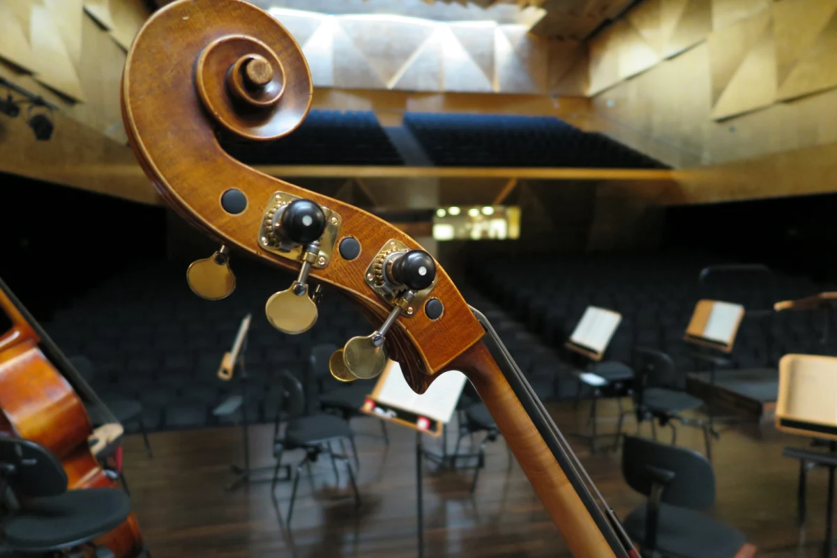 Obok tego budynku przejść obojętnie nie można. Futurystyczny, przypominający lodowiec gmach filharmonii w Szczecinie przyciąga spojrzenia i nagrody. W ubiegłym roku obiekt otrzymał nagrodę dla najlepszego budynku w całej Unii Europejskiej. W cyklu Twoje Niezwykłe Miejsce zabieramy Was dziś na wycieczkę po zakamarkach filharmonii.