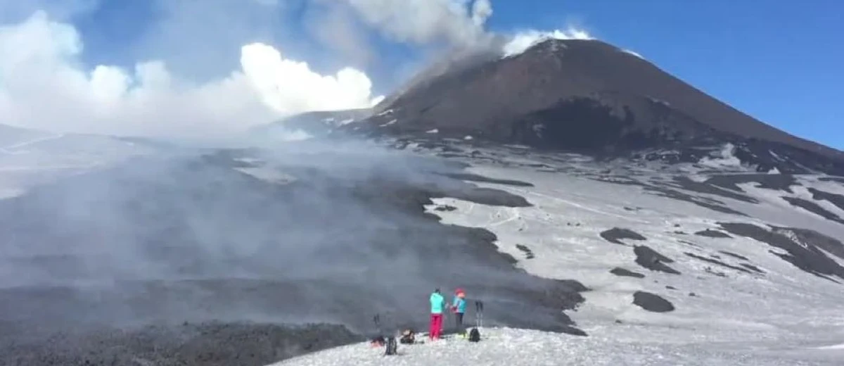 Dziesięć osób odniosło obrażenia w wyniku czwartkowej eksplozji w jednym z kraterów wulkanu Etna na Sycylii. Wśród rannych są turyści i członkowie ekipy telewizji BBC. W ostatnich godzinach nasiliła się aktywność wulkanu.