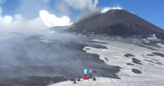 Dziesięć osób odniosło obrażenia w wyniku czwartkowej eksplozji w jednym z kraterów wulkanu Etna na Sycylii. Wśród rannych są turyści i członkowie ekipy telewizji BBC. W ostatnich godzinach nasiliła się aktywność wulkanu.