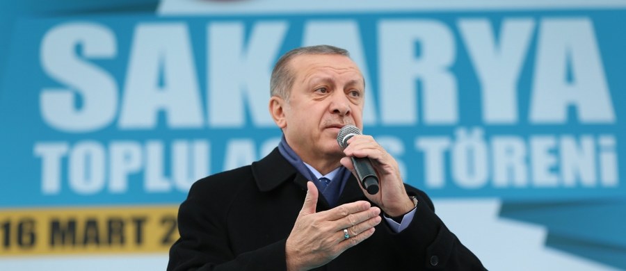 Prezydent Turcji Recep Tayyip Erdogan oświadczył, że Europa rozpoczęła wojnę krzyżową przeciwko islamowi. W ten sposób odniósł się do decyzji Trybunału Sprawiedliwości Unii Europejskiej, który zezwolił, aby pracodawcy zabraniali muzułmankom noszenia chust w pracy. Erdogan podkreślił też, że władze Holandii utraciły przyjaźń Ankary w związku z wydarzeniami z zeszłego tygodnia.