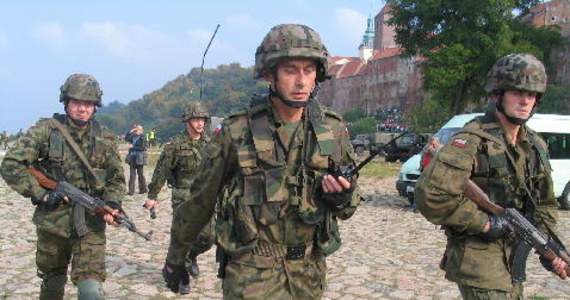 W maju ruszy proces szkolenia żołnierzy pierwszych trzech brygad Wojsk Obrony Terytorialnej. Wcześniej, bo w kwietniu, rozpocznie się tworzenie kolejnych trzech brygad na Mazowszu i w Warmińsko-Mazurskiem - zapowiedział pełnomocnik MON Grzegorz Kwaśniak.