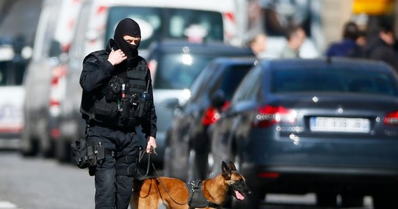 ​Greckie ugrupowanie anarchistyczne Konspiracja Komórek Ognia "prawdopodobnie stoi" za wysłaniem materiału wybuchowego do siedziby Międzynarodowego Funduszu Walutowego (MFW) w Paryżu - powiedział grecki minister ds. porządku publicznego Nikos Toskas. W wyniku eksplozji została lekko ranna asystentka dyrekcji MFW.