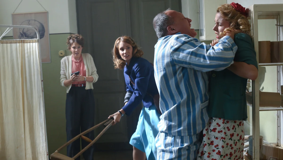 Już w niedzielę o godz. 20:25 TVP 1 wyemituje kolejny odcinek serialu "Wojenne dziewczyny". W postacie trzech głównych bohaterek wcieliły się aktorki młodego pokolenia: Aleksandra Pisula (Marysia), Marta Mazurek (Irka), Vanessa Aleksander (Ewa).