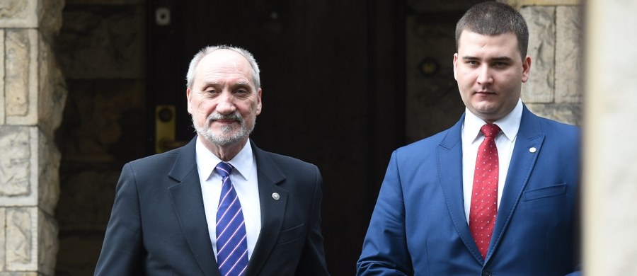 Czy minister obrony Antoni Macierewicz blefował zapowiadając miesiąc temu powiadomienie prokuratury w sprawie bezprawnych działań wobec Bartłomieja Misiewicza? Jak dowiedział się reporter RMF FM Grzegorz Kwolek, do Prokuratury Okręgowej w Warszawie nie wpłynęło żadne pismo z MON w tej sprawie. 