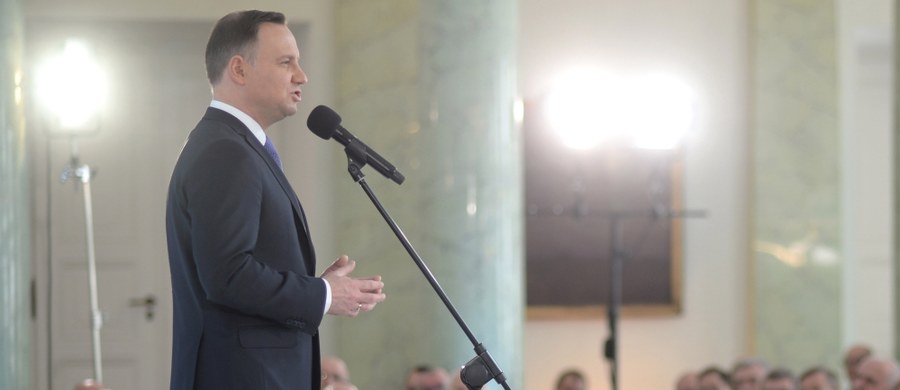 Andrzej Duda podtrzymuje swoje wątpliwości, ale wyrok Trybunału szanuje - oświadczył po wczorajszym wyroku TK, uznającym zaskarżone przez Prezydenta przepisy za zgodne z Konstytucją dyrektor biura prasowego Kancelarii Prezydenta. To poruszające wyznanie nie ma dziś jednak żadnego znaczenia praktycznego. I tak zostanie do czasu, aż szanowany nie będzie prezydent.