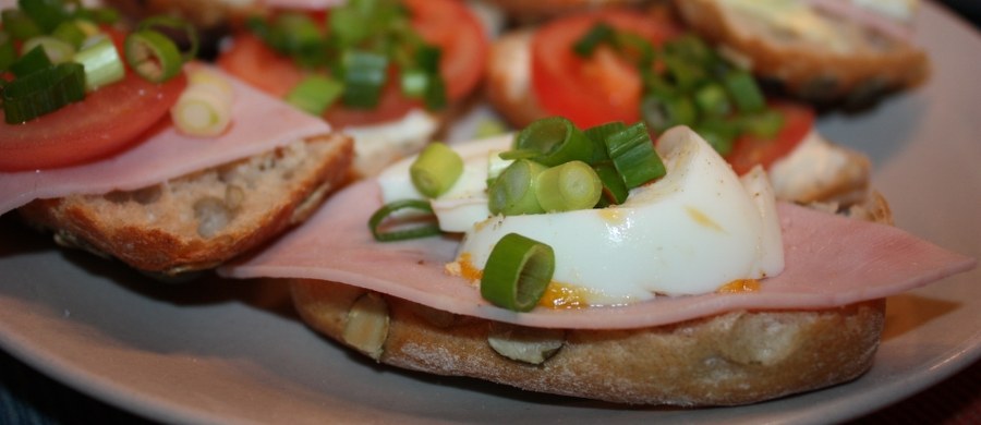 ​Brytyjscy uczeni potwierdzają "zasadę 5 sekund". To czas, od upływu którego jedzenie upuszczone na podłogę może zostać bezpiecznie spożyte. Według prof. Anthony'ego Hiltona z Uniwersytetu w Aston, istnieje małe prawdopodobieństwo, by po tak krótkiej chwili skażone zostało przez szkodliwe bakterie.