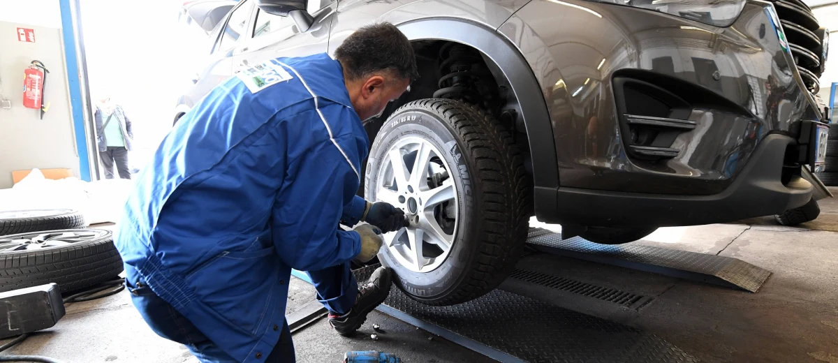 Zbliżający się wielkimi krokami pierwszy dzień wiosny to już niemal ostatni moment na to, aby przed nadejściem cieplejszych dni zadbać o swoje auto. O czym nie można zapomnieć i na co zwrócić szczególną uwagę? O tym reporter RMF FM Paweł Pawłowski rozmawiał ze Sławomir Wnękiem pracującym na stanowisku inżyniera samochodów rajdowych w krakowskim oddziale firmy M-Sport. To właśnie ta spółka zajmuje się przygotowywaniem aut do rajdowych Mistrzostw Świata. 