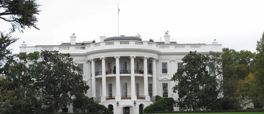 Mężczyzna, który w ubiegły piątek wtargnął na teren wokół Białego Domu, został schwytany dopiero po 16 minutach  – wynika z komunikatu wydanego przez Secret Service. Intruz nie zbliżył się do siedziby prezydenta.