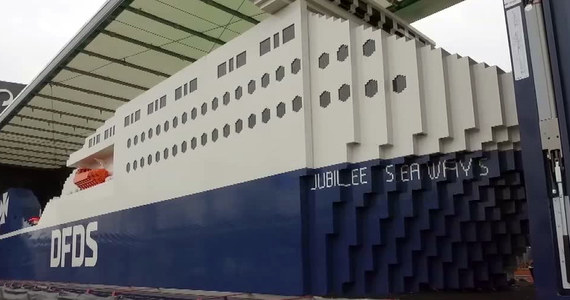 Największy na świecie statek zbudowany z klocków Lego "zawinął" do Poznania. Ma 12 metrów długości, prawie 2 metry wysokości i waży około 3 ton. Składa się z miliona elementów