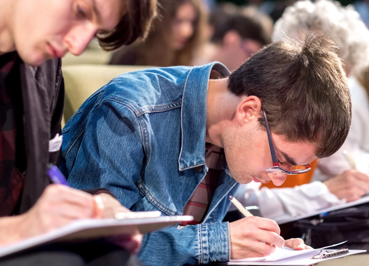 W sobotę 25 marca poznamy mistrza ortografii III Ogólnopolskiego Dyktanda Krakowskiego. W imprezie weźmie udział także drużyna w barwach RMF FM. W ramach rozgrzewki przed tym intelektualnym – bądź co bądź – wyzwaniem, mamy dla Was quiz interpunkcyjny.
