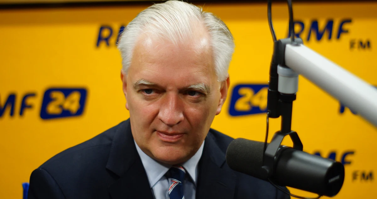 "Polska jest wyprowadzana z Unii tylko w urojonych obawach" - stwierdził Gość Krzysztofa Ziemca w RMF FM, wicepremier Jarosław Gowin. "Opozycja próbuje nastraszyć Polaków, jakoby nasz rząd próbował Polskę z Unii wyprowadzić" - podkreślił. "Polskie społeczeństwo jest bardzo spolaryzowane. Mam świadomość, że duża część Polaków nie akceptuje tego kierunku zmian, które przyjęliśmy. Wygraliśmy demokratyczne wybory, mamy samodzielną większość i na tym polega demokracja, że rządzą ci, którzy tę większość posiadają. Może się to komuś podobać albo nie, ale alternatywą jest dyktatura" - zauważył. Pytany o ewentualne zmiany w rządzie stwierdził: "to nie opozycja będzie dyktowała pani premier z kim może, a z kim nie może współpracować".