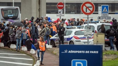 Akcja służb na lotnisku Paryż-Orly. Tysiące ewakuowanych pasażerów