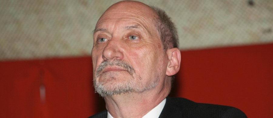 Centrum Eksperckie Kontrwywiadu NATO funkcjonuje, jest w Krakowie i na pewno pozostanie w Polsce - zapewniał  szef MON Antoni Macierewicz.  "Wiem, ile jest kłamstwa, fałszu i dezinformacji, które mają przedstawić w złym świetle Polskę” – podkreślił. 