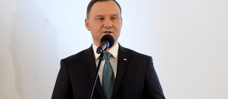 ​Prezydent Andrzej Duda podpisał nowelizację ustawy o zgromadzeniach, której zgodność z konstytucją potwierdził kilka dni temu Trybunał Konstytucyjny - poinformowała Kancelaria Prezydenta. Wcześniej prezydent, który skierował wniosek do TK, miał wątpliwości, czy nowe przepisy są zgodne z konstytucją.