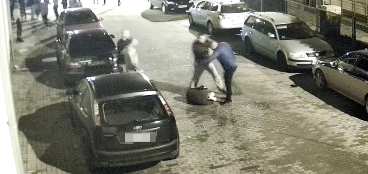 Policja w Płońsku (woj. mazowieckie) ma wyjaśnić okoliczności brutalnego pobicia mężczyzny przed Miejskim Centrum Kultury. Informację o tym zdarzeniu dostaliśmy na Gorącą Linię RMF FM. Gdy kilkunastu młodych ludzi opuszczało lokal, jeden z nich został uderzony w twarz. Napastnik brutalnie kopał go w głowę, na co nikt inny nie reagował. "Dobrze, że jego kolega, tego co bił, starał się bijącego oderwać, bo nie wiem, co by z nim zrobił" - mówi Sławomir Sobiesiak z Miejskiego Centrum Kultury w Płońsku.