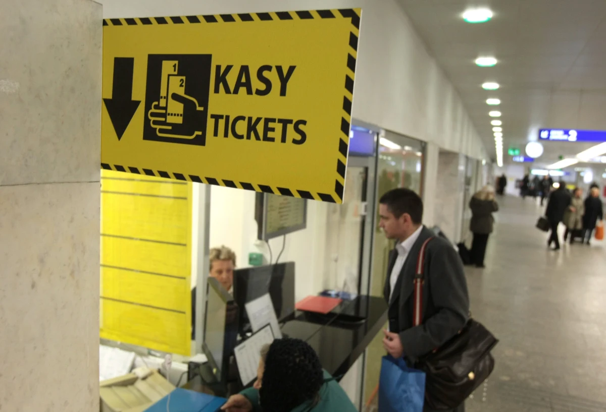 Planujesz podróż pociągami z kilkoma przesiadkami? Już niedługo wystarczy ci jeden bilet. Nowy prezes PKP SA Krzysztof Mamiński zapowiada, że w ciągu najbliższych miesięcy w końcu pojawi się zapowiadany od lat wspólny bilet. 