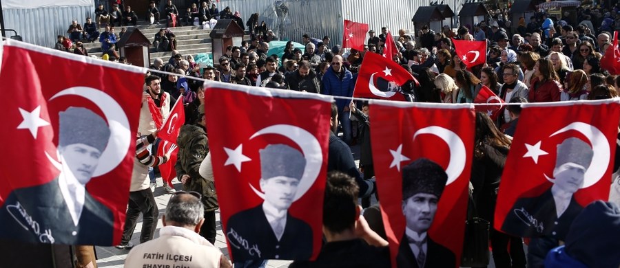 ​Turcja oskarżyła Niemcy o wspieranie organizacji mieszkającego w USA kaznodziei Fethullaha Gulena, którą Ankara oskarża o zorganizowanie w lipcu 2016 r. próby puczu. Według agencji Reutera, zarzuty te mogą zaostrzyć spór dyplomatyczny między krajami.