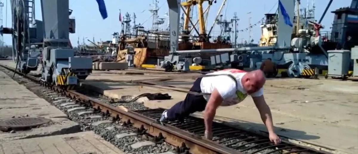 Rosyjski strongman - Ivan Savkin - postanowił spróbować swoich sił w starciu z 312-tonowym dźwigiem portowym. Rosjanin przeciągnął konstrukcję na odległość 1,5 metra. Wszystko odbyło się w niedzielę we wschodniorosyjskiej Liwadii. Savkin, który w przeszłości siłą mięśni wprawił w ruch m.in. lokomotywę oraz czołgi T-34 i T-54B, swój wyczyn zadedykował aneksji Krymu przez Rosję. 
