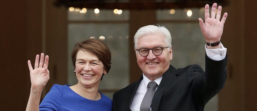 ​W rezydencji prezydenta Niemiec, berlińskim pałacu Bellevue, Joachim Gauck symbolicznie przekazał najwyższy urząd w państwie Frankowi-Walterowi Steinmeierowi. Kadencja Gaucka upłynęła w sobotę o północy.  W środę Steinmeier zostanie zaprzysiężony jako prezydent przed obu izbami niemieckiego parlamentu.