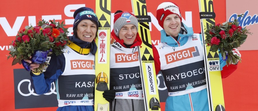 Kamil Stoch wygrał konkurs Pucharu Świata na mamuciej skoczni w Vikersund. W całym cyklu Raw Air, rozgrywanym na czterech norweskich obiektach, zajął drugie miejsce, ustępując Austriakowi Stefanowi Kraftowi. Dzisiejszy konkurs, w którym po pierwszej serii prowadził Niemiec Andreas Wellinger, kończy cykl Raw Air. W Vikersund padł wcześniej podwójny rekord - Kevin Bickner z USA ustanowił rekord Ameryki Północnej, skacząc najpierw na odległość 233,5 metra, a następnie - na odległość 244,5 metra; Amerykanin swój fenomenalny występ przypłacił jednak bolesnym upadkiem. W drugiej serii życiowy rekord ustanowił Dawid Kubacki, który skoczył 232 m. 