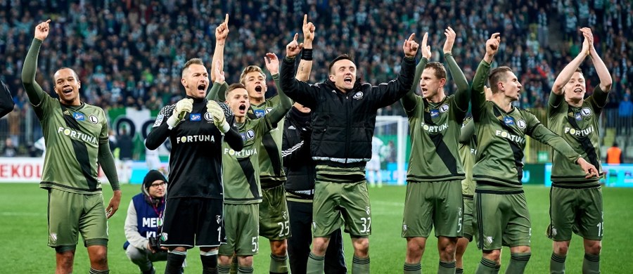 Legia Warszawa pokonała na wyjeździe Lechię Gdańsk 2:1 (0:0) w hicie 26. kolejki Ekstraklasy. Po pierwszej bezbarwnej połowie, w drugiej obejrzeliśmy bramki i więcej ofensywnej gry. Dwa trafienia dla zwycięzców to zasługa rezerwowego Michała Kucharczyka.