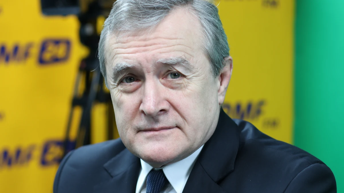 "Zagranica w dużej mierze jest przeciwnikiem tego rządu. Jak zawsze w demokracji, przeciwnikiem każdego rządu jest także sam rząd. Nasze błędy też będą skutkowały niedobrymi sytuacjami. Jeżeli nie zachowamy pokory, jeżeli będziemy wchodzili w bufonadę, jeżeli będziemy popełniali błędy to będzie główny powód utraty poparcia" - stwierdził w Porannej rozmowie w RMF FM Piotr Gliński. "To jest narzędzie konstytucyjne, które jest czasami używane. Moja partia używała tego narzędzia w zupełnie innej sytuacji" - mówił o wniosku o konstruktywne wotum nieufności dla rządu. "PiS miało wtedy absolutnie ograniczone możliwości udziału w debacie publicznej, demokracja wtedy w Polsce nie funkcjonowała. Druga kwestia polegała na tym, że wtedy władza sprawowana przez PO i PSL praktycznie nic nie robiła. Oni usnęli" - dodał wicepremier i minister kultury. "To jakaś wrzutka, o której się mówi. Nie wiem, jakie będą konkluzje. Nie ma decyzji. To są takie sensacje medialne, że coś chcemy przyspieszać, coś chcemy narzucać" - tak gość Roberta Mazurka odniósł się do pojawiających się w mediach informacji o planach przywrócenia krzyża w godle Polski. Pytany o przyszłość Bartłomieja Misiewicza Gliński odparł: "Zgodzę się z opinią, że powinien zniknąć ze sceny publicznej. Nawet jeżeli nie zrobił tego, co mu się przypisuje to jest duże obciążenie wizerunkowe dla nas. Nie ma sensu brnąć w ten problem. Jest wiele obszarów działalności, którymi mógłby się zająć w ciszy gabinetów i wiele pożytecznych rzeczy dla Polski jeszcze można zrobić".