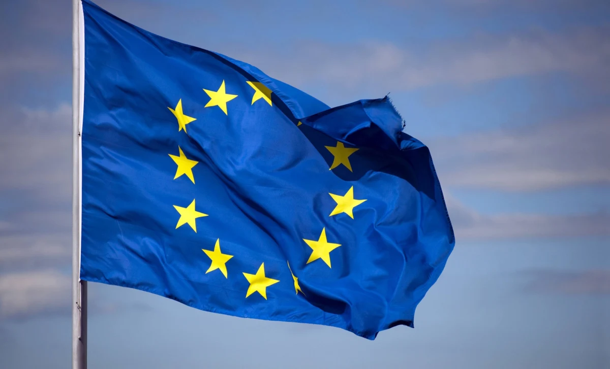 Eurodeputowani z Polski opłacali z unijnych pieniędzy fikcyjne etaty - m.in. dla opiekunki matki Jarosława Kaczyńskiego, jego makijażystki i Bartłomieja Misiewicza - pisze "Newsweek". Jak wyjaśnia tygodnik, służby finansowe europarlamentu wszczęły audyt, który kończy się postępowaniem wobec siódemki obecnych i byłych deputowanych. Są wśród nich reprezentanci PiS-u, PO i PSL-u.