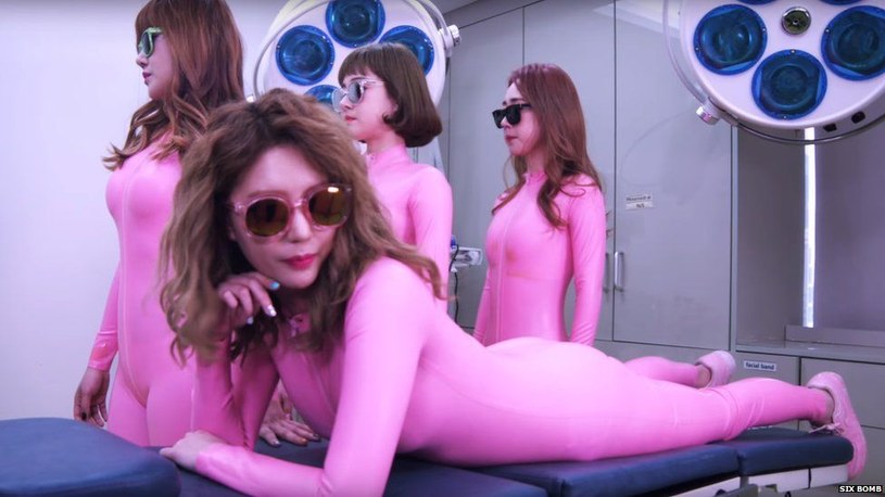 Dziewczyny z koreańskiego zespołu Six Bomb w połowie marca zaprezentowały teledysk, w którym przyznają się do operacji plastycznych. Po publikacji nagrania w sieci wybuchła ostra dyskusja na temat ich decyzji. 