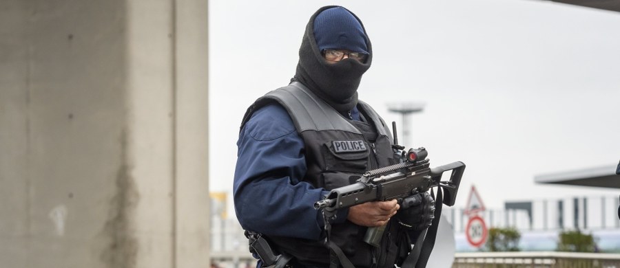 Po udaremnionej próbie zamachu na lotnisko Orly w Paryżu francuskie media zastanawiają się nad ewolucją terroryzmu i metodami walki z tym zjawiskiem. "Le Figaro" omawia trudności, z jakimi związane jest zwiększenie bezpieczeństwa na lotniskach. 