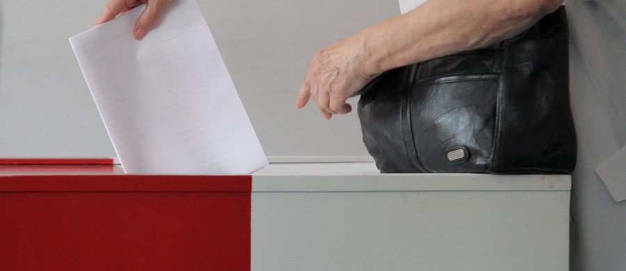 W wyborach samorządowych w 2018 roku wyborcy będą głosować za pomocą karty do głosowania w formie książeczki - poinformował w poniedziałek przewodniczący Państwowej Komisji Wyborczej, sędzia Wojciech Hermeliński. Karty do głosowania będą zabezpieczane hologramami.