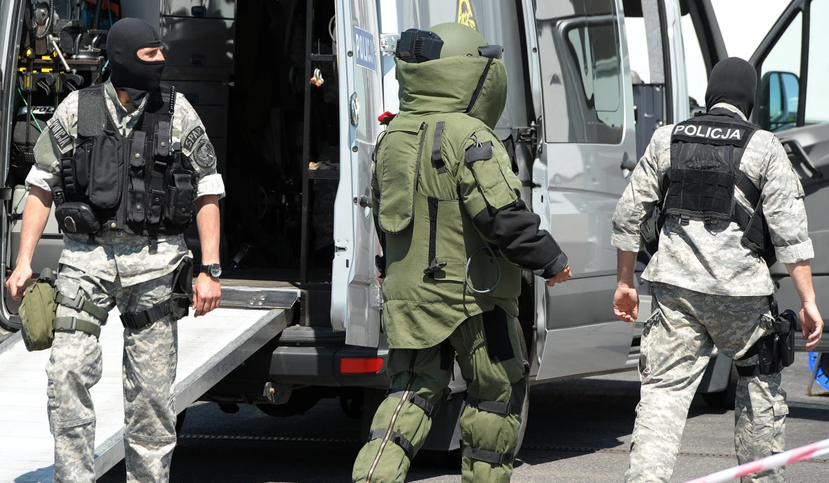 Akcja pirotechników na ulicy Zamoyskiego w Krakowie. Policyjni specjaliści zabezpieczyli podejrzany pakunek spod prywatnego samochodu. 