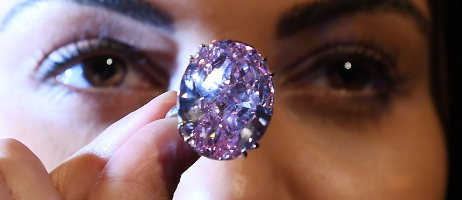 ​Posiadający ponad 59 karatów diament "Różowa Gwiazda" może być najdroższym diamentem, jaki kiedykolwiek sprzedano na aukcji. Dom aukcyjny Sotheby’s w Londynie przewiduje, że jego cena przekroczy 60 milionów dolarów.