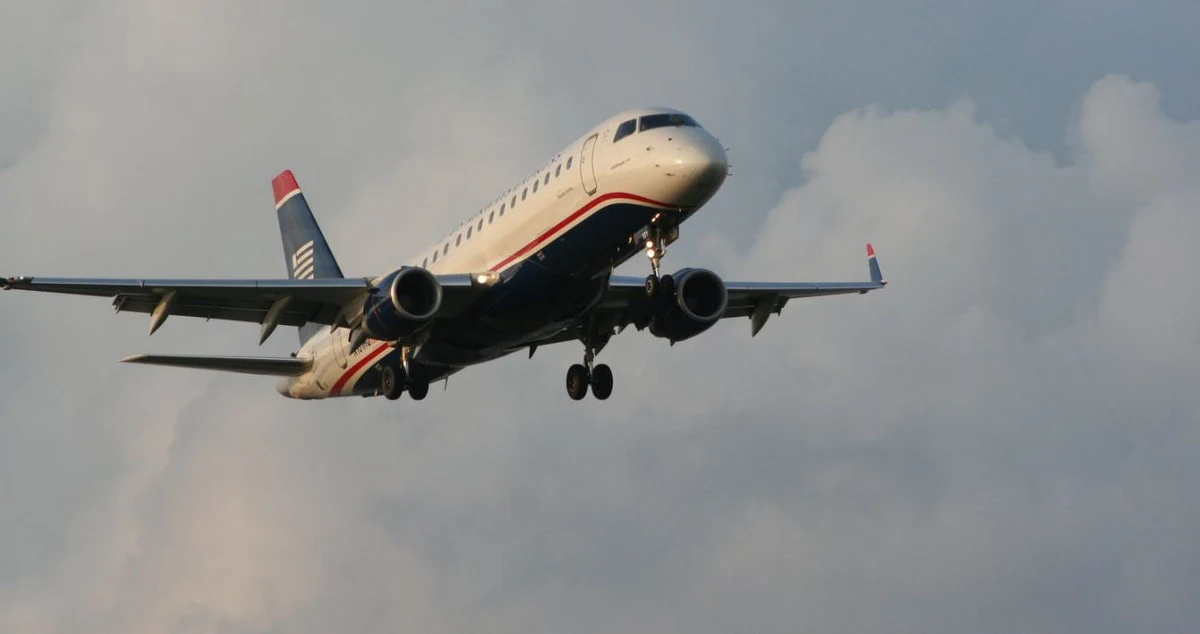 Od dziś ma obowiązywać zakaz wnoszenia urządzeń elektronicznych większych niż telefon (np. laptop, tablet) na pokład samolotów startujących z 10 lotnisk w 8 krajach na Bliskim Wschodzie i lecących do USA. Anonimowi przedstawiciele administracji prezydenta Trumpa przekazali CNN i agencji Reuters, że wprowadzenie zakazu podyktowane jest względami bezpieczeństwa. 