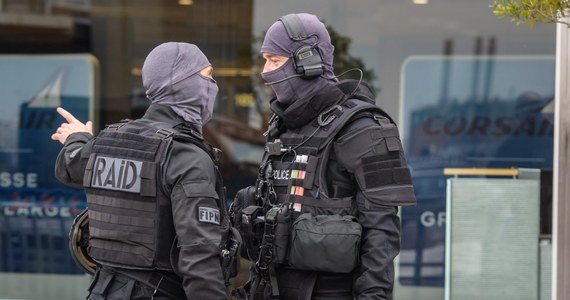 Francuskie służby specjalne oskarżane są przez media o nieskuteczność po sobotnim ataku islamskiego terrorysty na podparyskim lotnisku Orly. Komentatorzy sugerują, że do takiej sytuacji nie musiało dojść. 