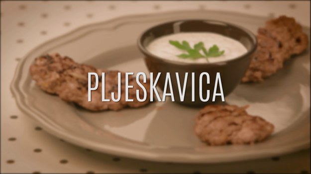 Pljeskavica, choć najczęściej kojarzona z Serbią, tak naprawdę znana jest na całych Bałkanach, choć w różnych zakątkach jest wiele wersji, jak ją przyrządzić. To pyszny, niewysoki kotlet z mięsa mielonego różnych rodzajów - tradycyjnie używa się jagnięciny, wieprzowiny, wołowiny, baraniny i cielęciny. W połączeniu z cebulą, ostrymi papryczkami, czosnkiem, serem i przyprawami, daje niesamowity efekt, którego smak jeszcze długo czuje się w ustach po zjedzeniu! Zobaczcie, jak zrobić domową pljeskavicę!