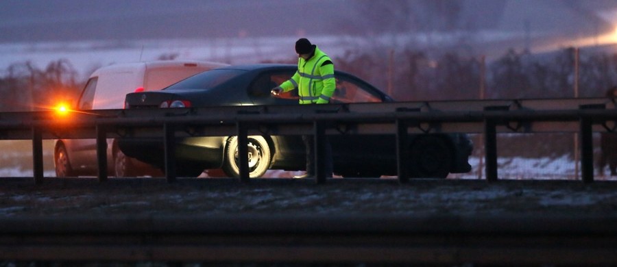 Do łódzkiej prokuratury okręgowej trafiła ekspertyza opracowana po przeprowadzonym eksperymencie procesowym dot. wypadku posła Rafała Wójcikowskiego. Miał on pomóc w wyjaśnieniu okoliczności śmierci parlamentarzysty. W związku z wypadkiem prokuratura poszukuje tira, który według jednego ze świadków minął samochód posła zaraz po tym, jak jego auto uderzyło w barierki i odbiło się od nich.