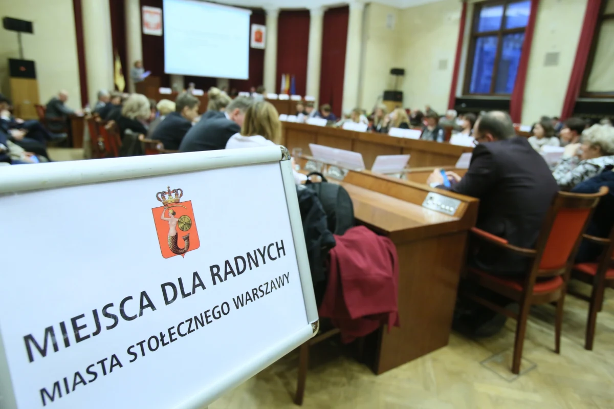 ​Rada Warszawy odwołała się do Wojewódzkiego Sądu Administracyjnego od decyzji wojewody mazowieckiego Zdzisława Sipiery, który unieważnił uchwałę o przeprowadzeniu w stolicy referendum ws. poszerzenia granic miasta - poinformował szef klubu radnych PO Jarosław Szostakowski.