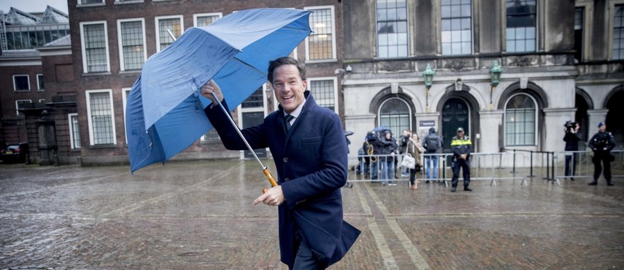 ​W Holandii ogłoszono oficjalne wyniki wyborów parlamentarnych z 15 marca. Potwierdziły one zwycięstwo Partii Ludowej na rzecz Wolności i Demokracji (VVD) premiera Marka Rutte, która zdobyła 33 miejsca w 150-osobowej izbie niższej zwanej Izbą Drugą.