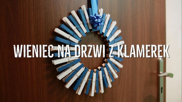 Jeśli macie nieużywane drewniane klamerki, możecie w parę chwil odmienić ich wygląd i dać im drugie życie! Idealnie nadają się do stworzenia nietypowej dekoracji na drzwi - wieniec. Choć co prawda w Polsce popularnością wieńce na drzwi cieszą się szczególnie w Boże Narodzenie, nic nie stoi na przeszkodzie, by dzięki klamerkowemu wieńcowi podkreślać piękno każdego wnętrza przez cały rok! Zobaczcie, jak łatwo go zrobić!