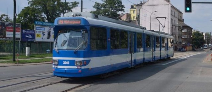 Policjanci w Krakowie badają sprawę uszkodzenia szyby tramwaju w okolicach stadionu Korony. 