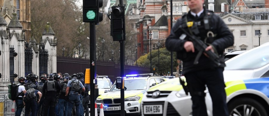 Nie wiemy jeszcze, co tak naprawdę wydarzyło się w Londynie na moście Westminsterskim i przed Houses of Parliament, czy był to atak pojedynczego szaleńca, czy może zamierzony i zaplanowany zamach terrorystyczny. Brytyjska policja traktuje to jako incydent terrorystyczny. Z każdą kolejną wiadomością o jakimkolwiek incydencie tego typu, nawet nie przesądzając jeszcze jego natury, musimy coraz wyraźniej rozumieć złożoność sytuacji, w jakiej się w Europie znaleźliśmy. Grupa gotowych na wszystko ludzi, "uzbrojonych" w samochody, może jednego dnia, o tej samej godzinie sparaliżować serią ataków cały nasz kontynent.
