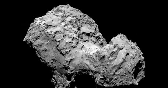 Badania komety 67P/Czuriumov-Gerasimenko przynoszą nowe zaskakujące wyniki. Zdjęcia przesłane przez sondę Europejskiej Agencji Kosmicznej ESA Rosetta wskazują, że powierzchnia kosmicznej skały była w czasie niedawnego przelotu wokół Słońca niezwykle aktywna. Wyniki badań, opublikowanych przez naukowców z University of Colorado w Boulder na łamach czasopisma "Science" pokazują, jak zmieniały się tam formy terenu, w tym... przesuwały gigantyczne głazy.