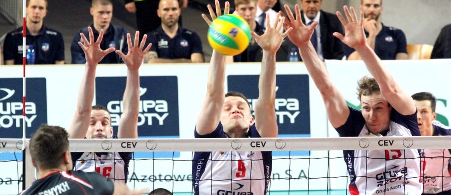 ZAKSA Kędzierzyn Koźle pożegnała się z tą edycją Ligi Mistrzów. We własnej hali, w rewanżowym meczu 1. rundy play-off, znów uległa Biełogorie Biełgorod 1:3 (22:25, 25:20, 24:26, 21:25). Rosjanie w kolejnej fazie zmierzą się z Zenitem Kazań.