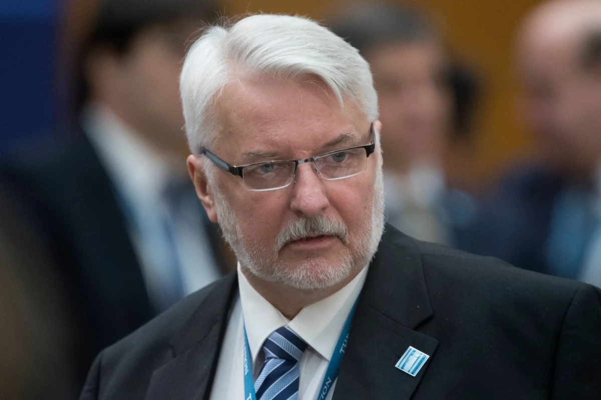"Polska jest gotowa rozważyć zwiększenie swego zaangażowania w działalność Globalnej Koalicji do Walki z ISIS" - powiedział minister Witold Waszczykowski. Szef polskiej dyplomacji był w Waszyngtonie. To tam zastała go informacja o zamachu w Londynie, w którym zginęło pięć osób, w tym napastnik. Według szefa MSZ, polskie samoloty wykonują loty patrolowe w Kuwejcie, a polscy żołnierze szkolą irackie wojska zarówno w Iraku jak i w Jordanii.