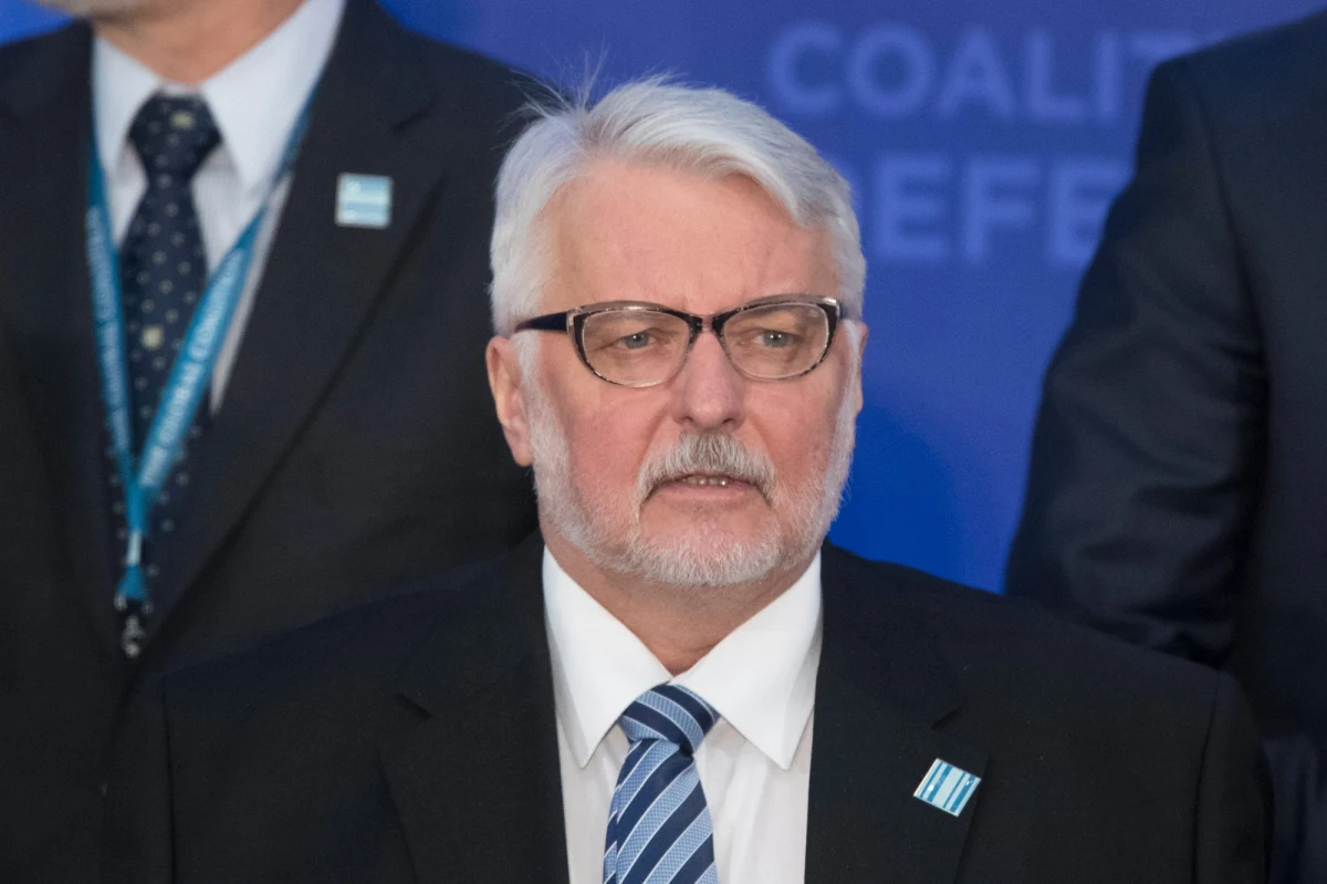 List trzech byłych prezydentów Polski, w którym wyrażają "głębokie zaniepokojenie konfrontacyjną i eurosceptyczną polityką polskiego rządu", jest "niepotrzebny, niestosowny i wręcz nieprawdziwy". Tak szef polskiej dyplomacji Witold Waszczykowski komentuje dokument opublikowany przez Lecha Wałęsę, Aleksandra Kwaśniewskiego i Bronisława Komorowskiego przed sobotnim szczytem UE w Rzymie.